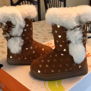 New toddler fuzzy boots
